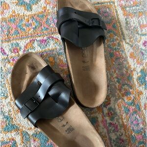 Sz 42 black slides Papillio